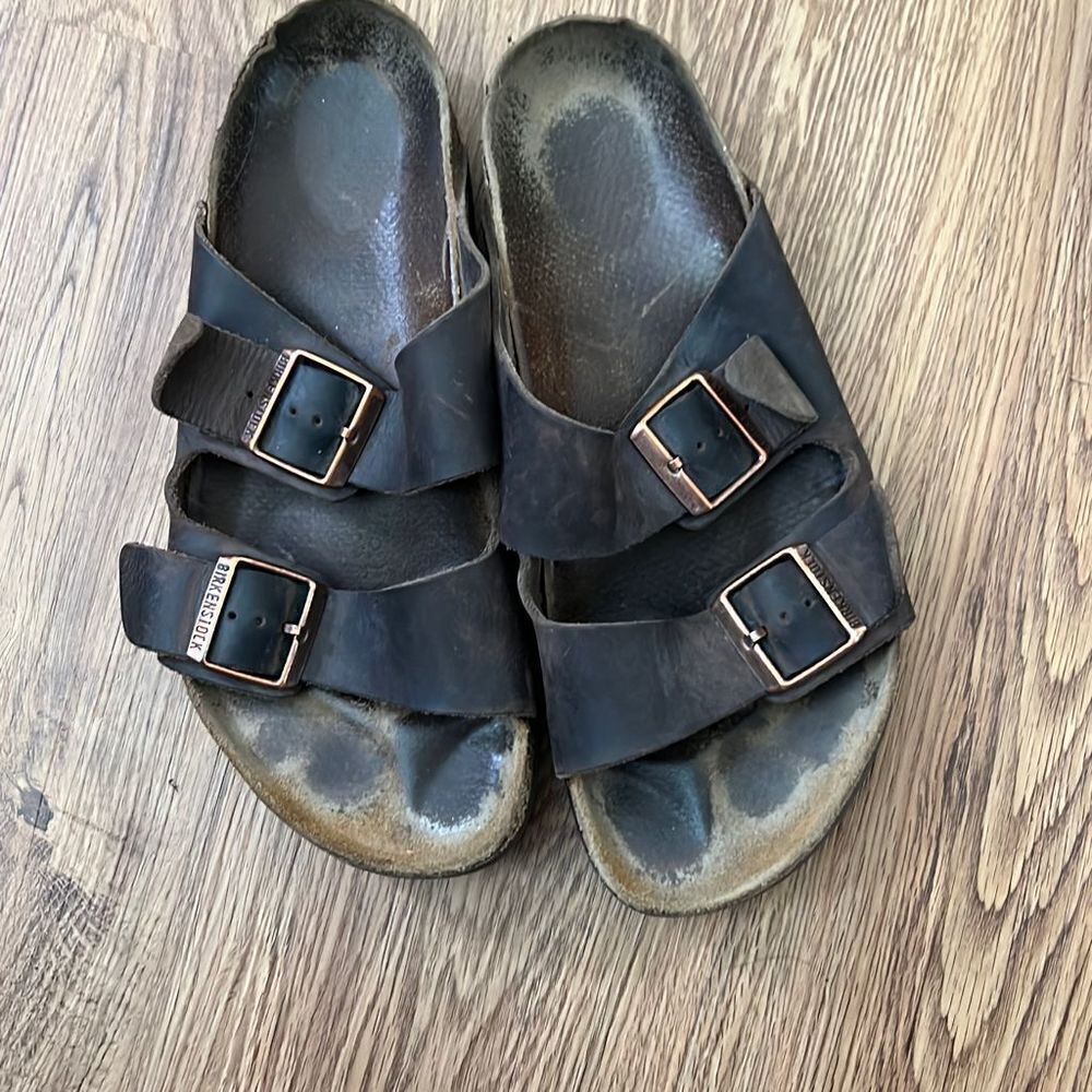 Birkenstock mens 7 woman’s 9 buckle sandals brown